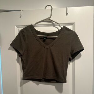 Women’s cropped army green v neck t shirt, size medium